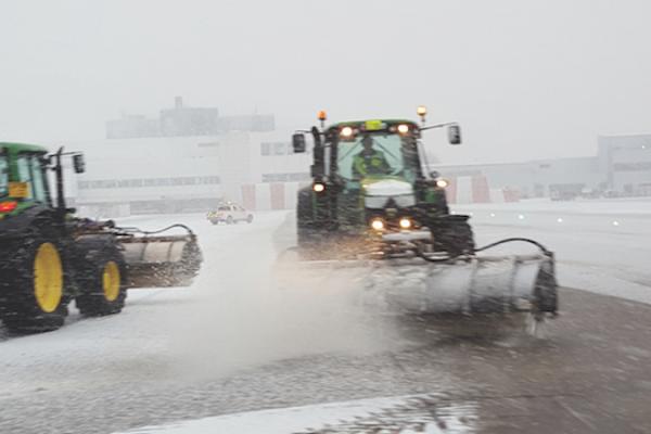 Removal of snow at Glasgow Airport
