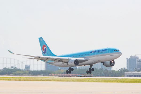 Korean Air A330-200 Landing