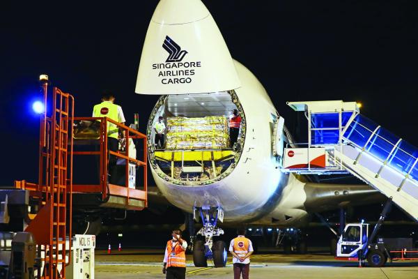 A shipment of Covid-19 vaccines arrives at Changi, courtesy of Singapore Airlines Cargo (image: Ministry of Communications and Information)