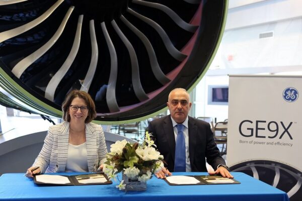 Kathy MacKenzie, President of Commercial Programs for GE Aerospace (left) and Mr. Zaur Akhundov, President of Silk Way Group, sign ceremonial documents at the GE Learning Centre in Cincinnati as part of Silk Way West’s order announcement for GE9X and GE90 engines. Photo: GE Aerospace