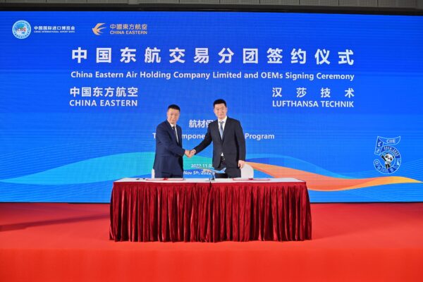 China Cargo Airlines’ vice president Liu Gang and Lufthansa Technik’s head of commercial aircraft component services Georg Fanta at the signing ceremony for a total component support contract on 777-200s