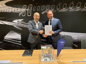 StarFlyer_Contract-signing_Copyright_Lufthansa-Technik