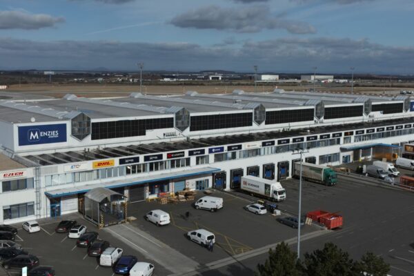 Menzies Aviation has successfully installed almost 900 solar panels at its cargo facility at Prague Airport (PRG), saving almost 140 tonnes of CO2 each year.