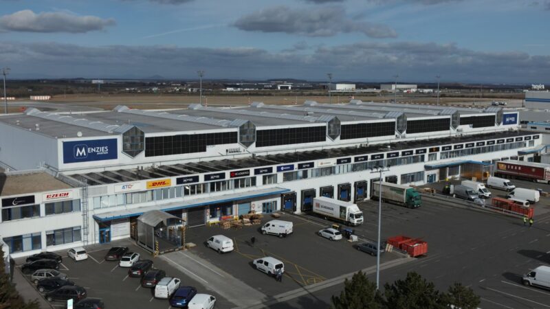 Menzies Aviation has successfully installed almost 900 solar panels at its cargo facility at Prague Airport (PRG), saving almost 140 tonnes of CO2 each year.