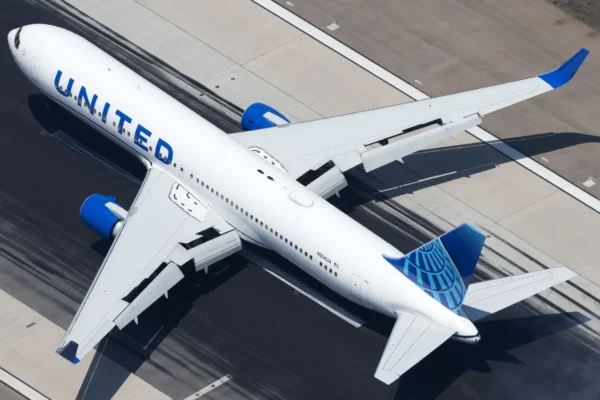 United Airlines Boeing 767-322.
