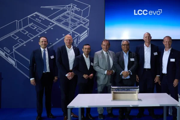 Guests from the worlds of politics and business, as well as employees, customers and project partners, recently attended the sealing of a time capsule ceremony at the 'LCCevo' site to mark the start of its construction, which has already begun.