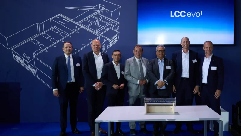 Guests from the worlds of politics and business, as well as employees, customers and project partners, recently attended the sealing of a time capsule ceremony at the 'LCCevo' site to mark the start of its construction, which has already begun.