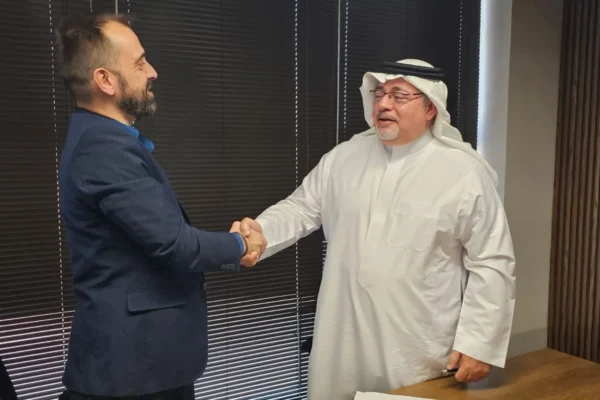 Gerhard Coetzee, Vice President Cargo – IMEA, Chapman Freeborn and Mohammed Albayati, Chief Executive Officer, AJEX Logistics Services.