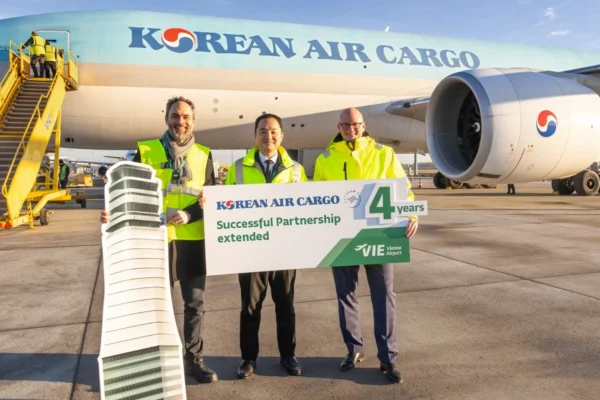 (L-R): Michael Zach, Vienna Airport; Janghan Stefan Kim, Korean Air Cargo; Julian Jäger, Vienna Airport.