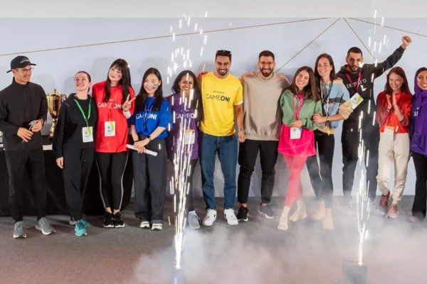 Etihad Airways has awarded 10 employees with fully paid scholarship places on its newly established two-year Employee Cadet Pilot programme.