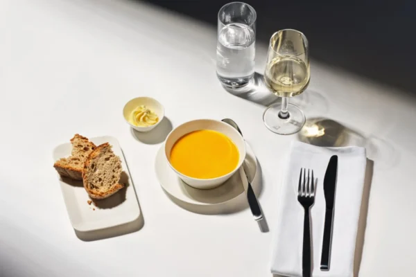 Swiss International Air Lines (SWISS) has rolled out a fully redesigned inflight service for its long-haul Business and First Class cabins, describing the move as the most comprehensive service renewal in the airline’s history.