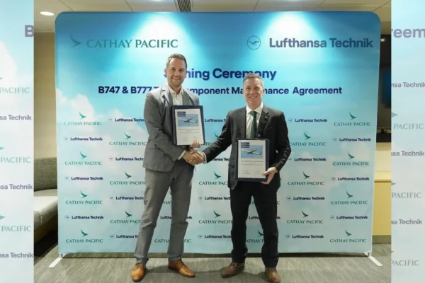 Dennis Kohr, Senior Vice President Corporate Sales Asia Pacific at Lufthansa Technik, and Keith Brown, Director of Engineering at Cathay / Copyright: Lufthansa Technik
