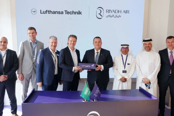 After the contract signing at the Dubai Airshow: Representatives of Riyadh Air and Lufthansa Technik.