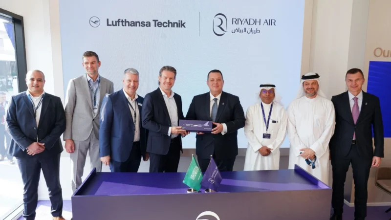 After the contract signing at the Dubai Airshow: Representatives of Riyadh Air and Lufthansa Technik.