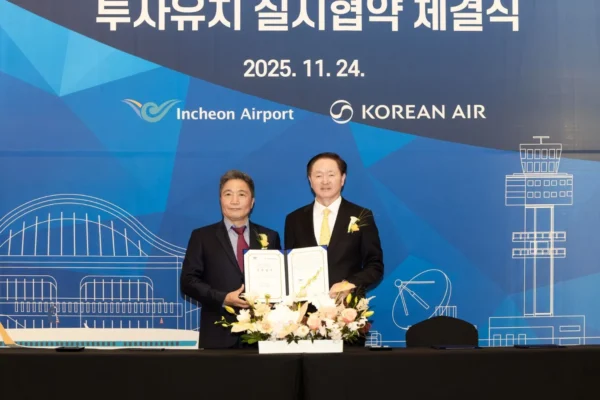 L-R: Hak-jae Lee, president and chief executive of IIAC, and Keehong Woo, vice chairman of Korean Air.