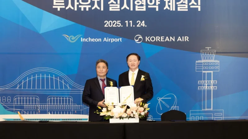 L-R: Hak-jae Lee, president and chief executive of IIAC, and Keehong Woo, vice chairman of Korean Air.