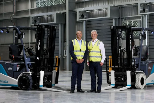 Keith Filander (Director Cargo Operations dnata (Australia) and Steve Woodlands (WSI GM, Air Cargo)