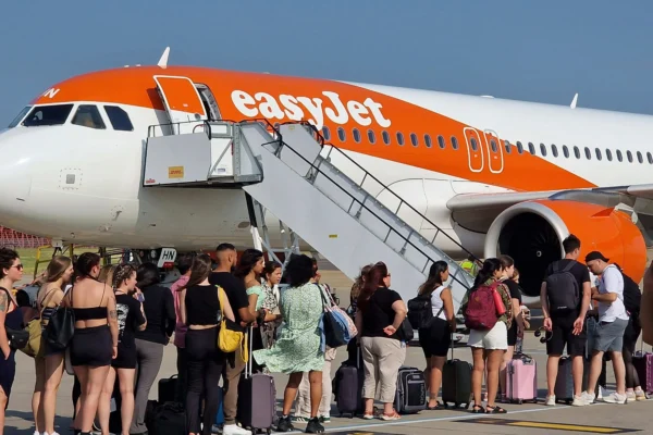 Passengers_waiting _on_tarmac_to_board_busy_easyJet_flight