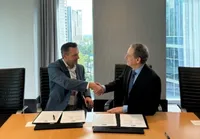 Shawn Gregor, President Americas at SITA, shakes with Justin Erbacci, Director General of ACI