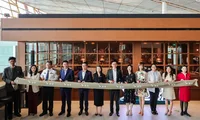 Members of the Cathay Group's executive leadership, together with guests from Beijing Capital International Airport and other relevant authorities, attended the opening ceremony of the newly redesigned Cathay Pacific Lounge in Beijing.
