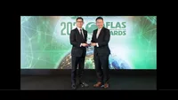 Hactl chief executive Wilson Kwong (right) received the 'Best Global Air Cargo Terminal Operator' award.